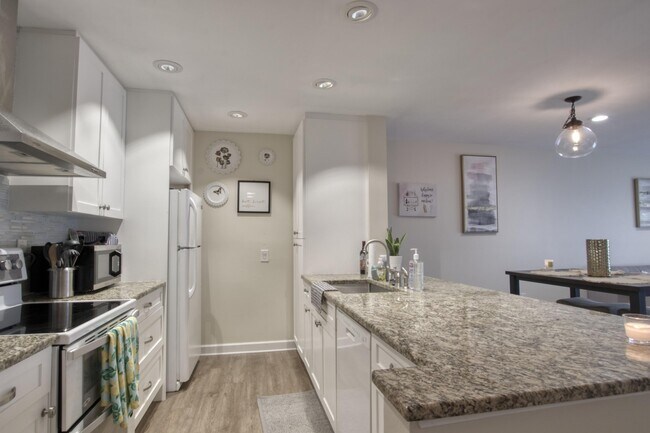 Building Photo - 4661 Fountains Dr S