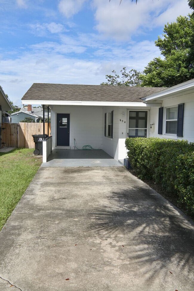Foto del edificio - Charming 2/1 duplex with carport near Mill...
