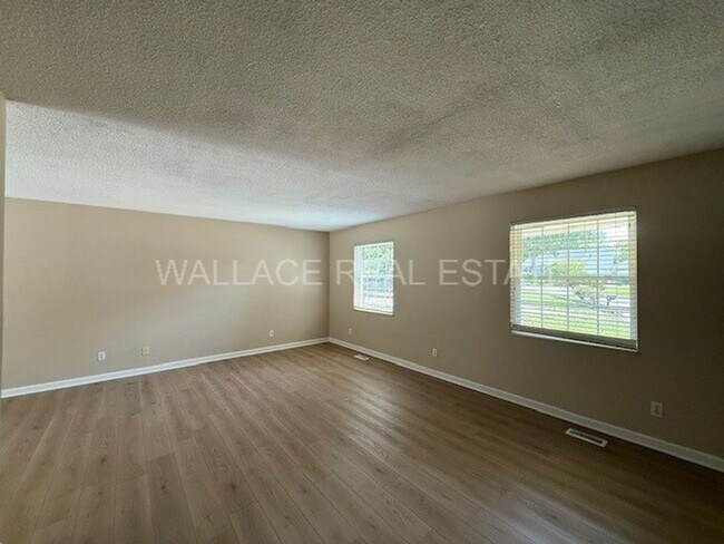 Foto del edificio - UPDATED 4 BEDROOM IN CRESTWOOD HILLS IN W. KNOXVILLE