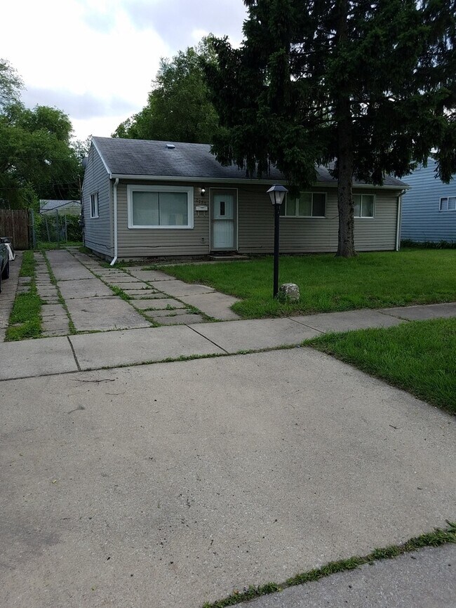 Building Photo - 2733 Central Dr