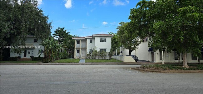 Foto del edificio - 3915 Ponce de Leon Blvd