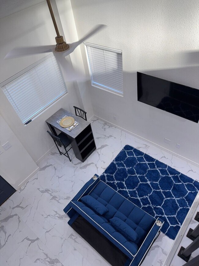 Foto del edificio - Luxurious 1 bedroom ADU in the heart of El...