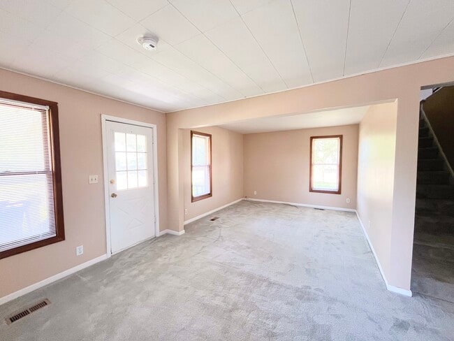 Building Photo - 1620 S River Rd
