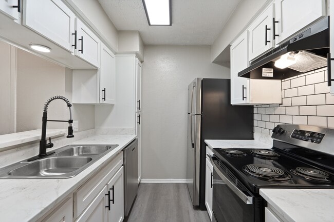Building Photo - Regal Court Apartments