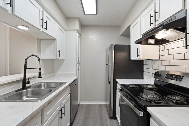 Building Photo - Regal Court Apartments