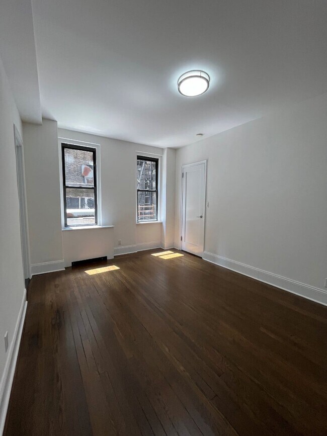 Building Photo - 140 E 46th St