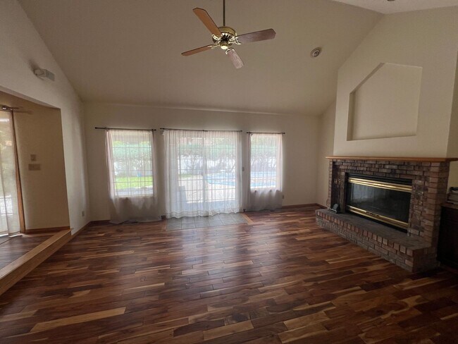 Foto del edificio - Non-Refundable & Security Deposit Total: $...