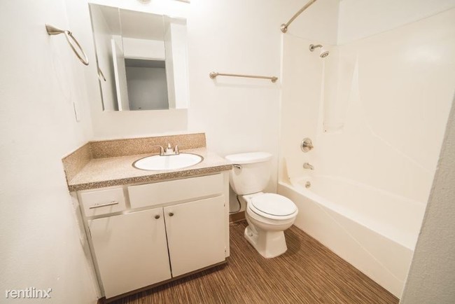 Building Photo - 2 br, 1 bath Apartment - 11900 SW Allen Blvd