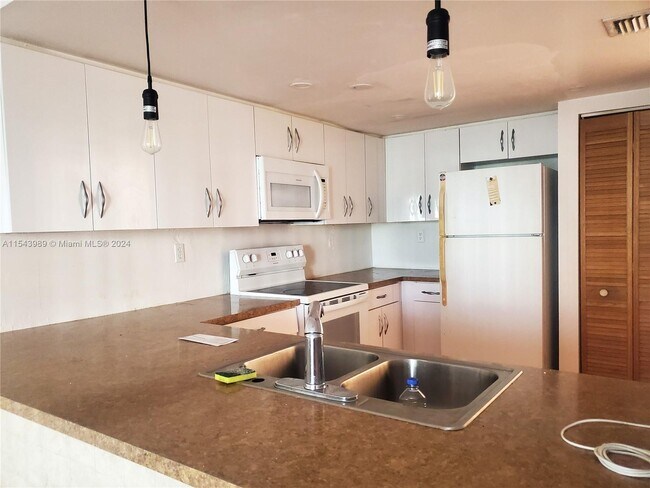 Building Photo - 9191 Fontainebleau Blvd