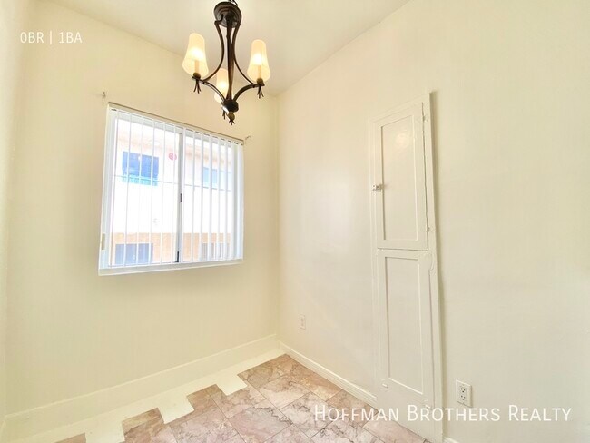 Building Photo - 4846 Rosewood Ave