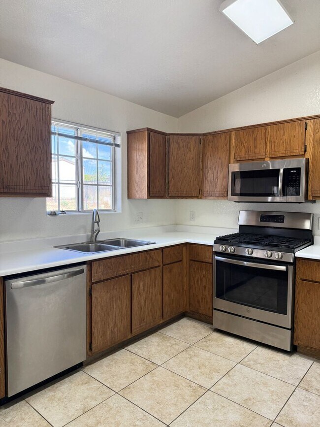 Building Photo - 5-bedroom, 3-bath home in Prescott Valley