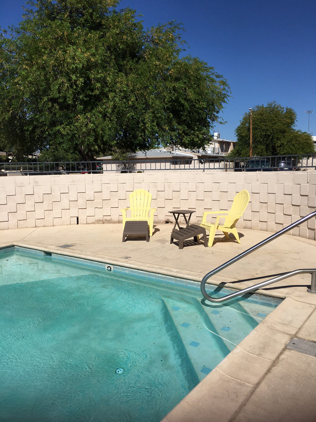 Refreshing Pool - 1404 E Manlove St