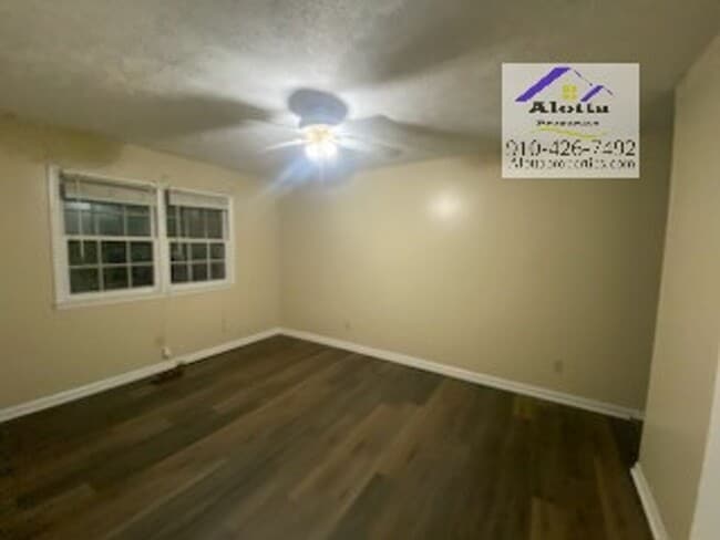 Foto del edificio - 733 Goodyear Dr