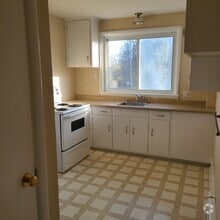 Building Photo - 445 Covert St