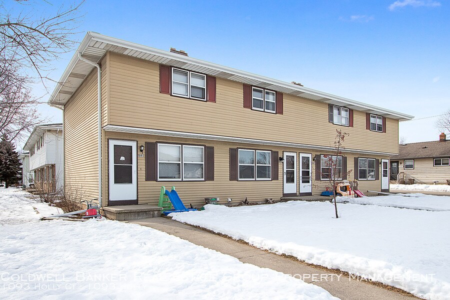 Primary Photo - Neenah Townhouse!