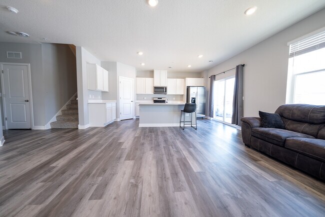 Foto del edificio - 17073 Dysart Pl