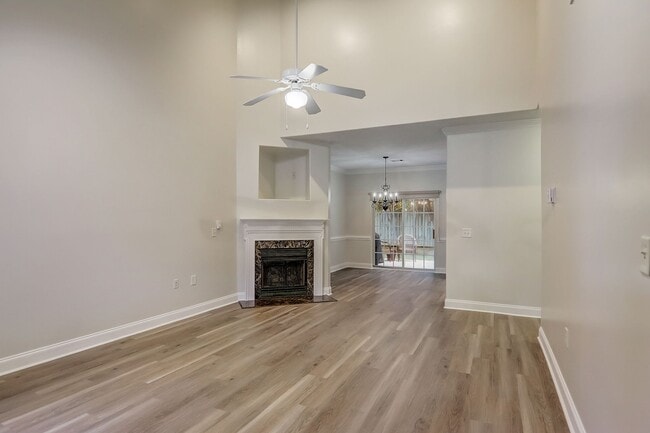 Building Photo - 893 W Pointe Dr