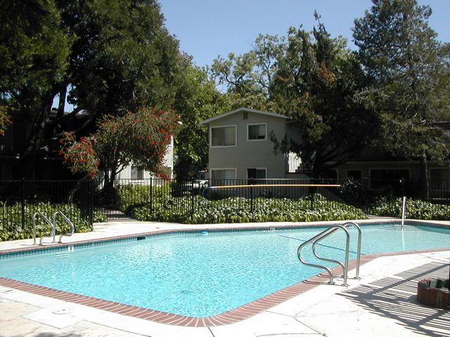 Piscina de los apartamentos VacaVilla - Vaca Villa Apts