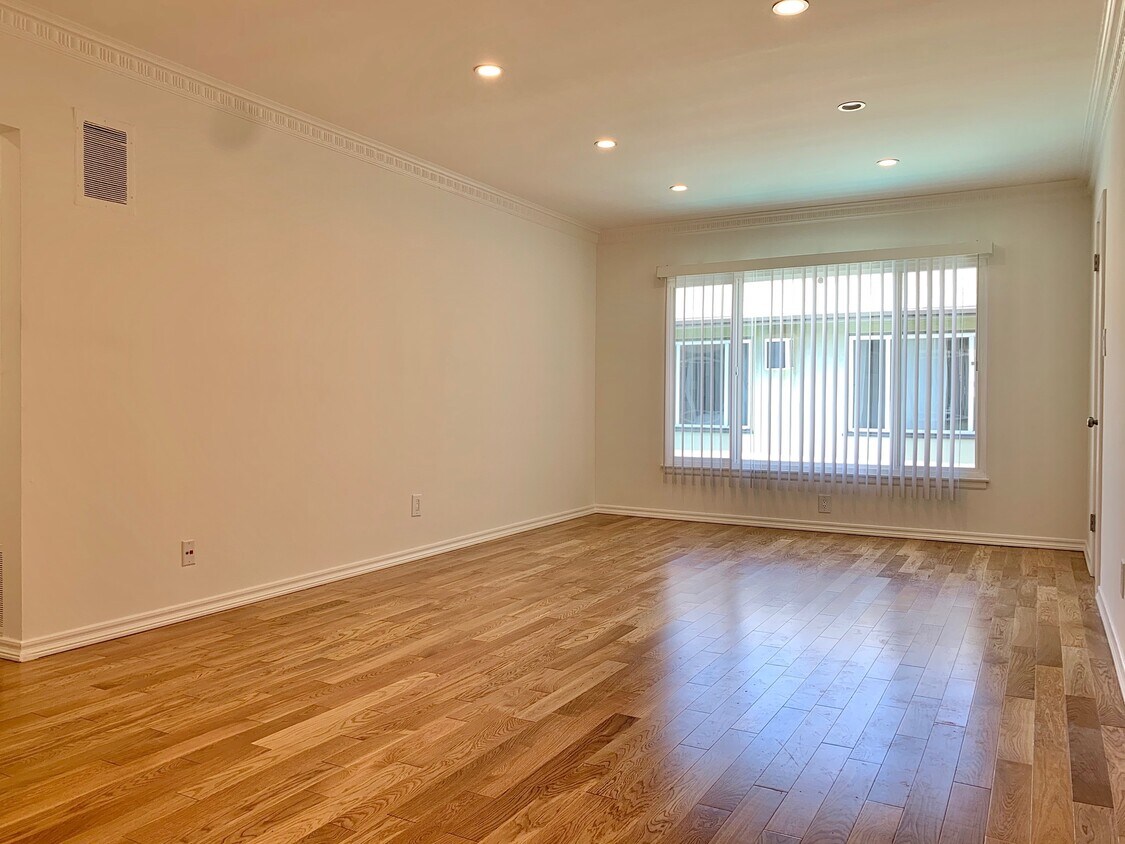 Foto principal - 1233 N Harper Ave