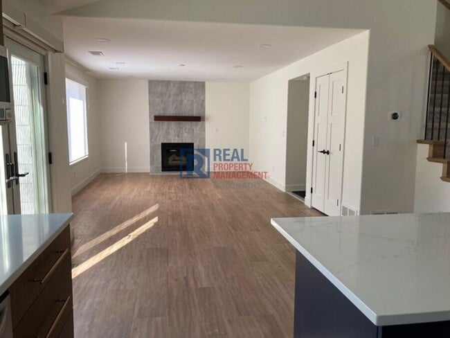 Building Photo - 10047 Deer Creek St