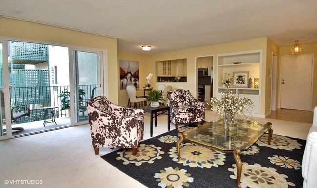 Kitchen opens to dining and living area - 934 Peninsula Ave