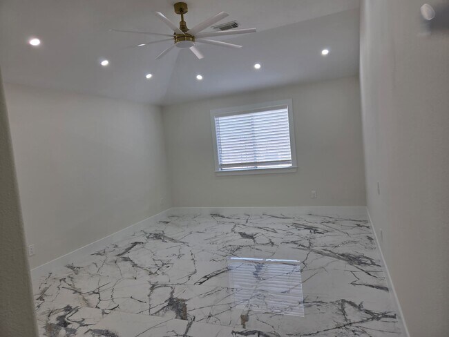 Foto del edificio - 7019 Brody Ln