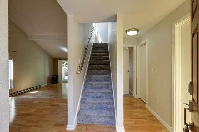 Building Photo - Amazing Bridle Trails 3BR 1.75BA Townhome ...