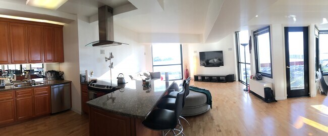 Foto del edificio - 6363 Christie Ave