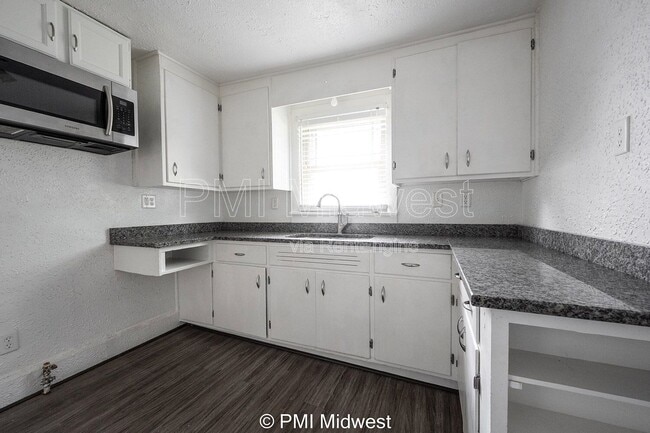 Building Photo - 1433 W 5th St