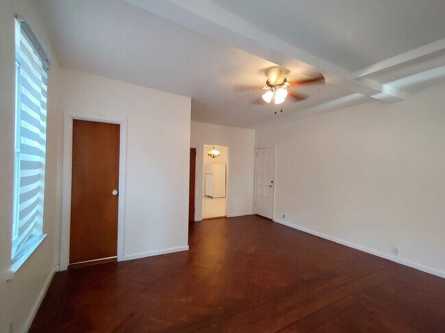 Foto del edificio - 2131 E 8th St