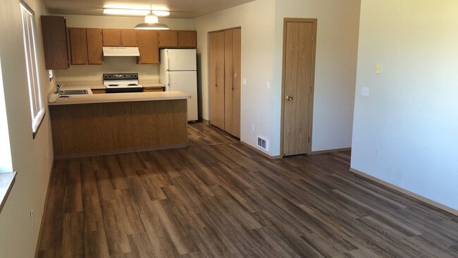 Building Photo - 305 NW Parr Dr