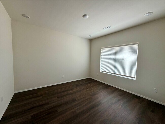 Building Photo - 2960 W McLaren Dr
