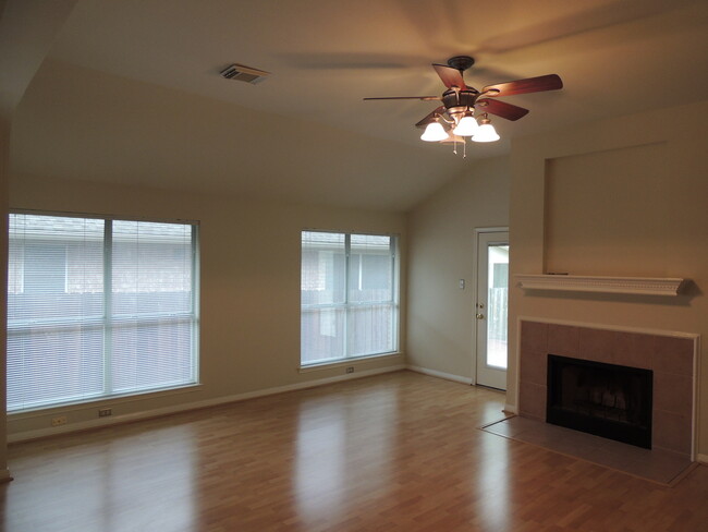 Building Photo - Beautiful 3 bedroom home Close to The Domain!