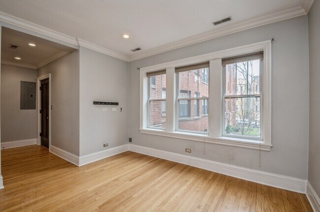 Building Photo - 1429 W Elmdale Ave