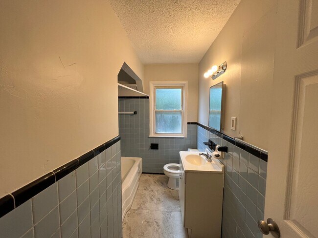 Foto del edificio - Charming 4-Bedroom brick Bungalow with Mod...