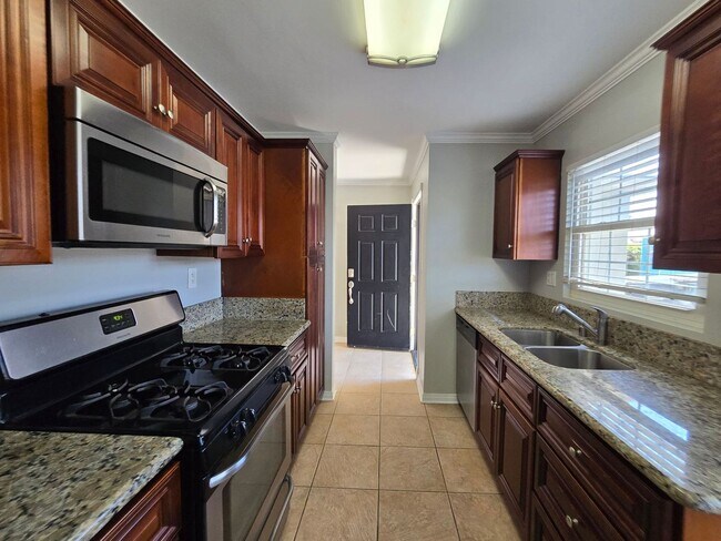 Foto del edificio - 6 bed house on Tipton Available!