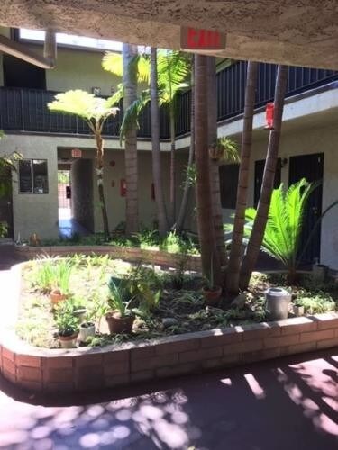 Foto del edificio - 2450 E 6th St