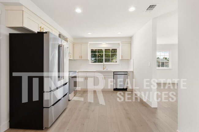 Building Photo - Beautifully Updated Home in Great Location