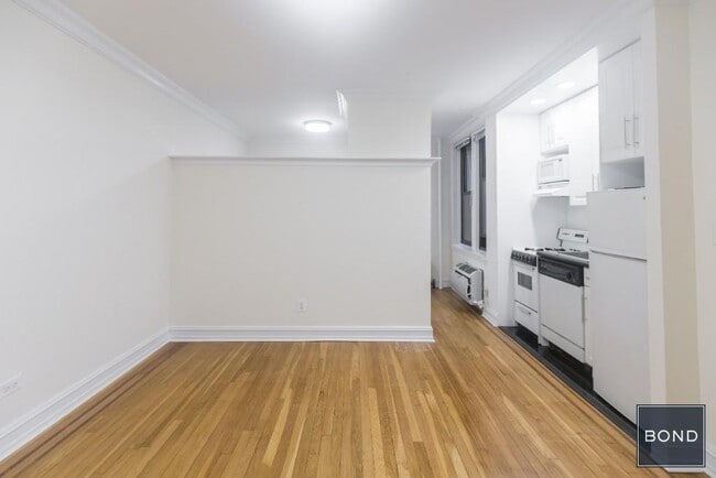 Building Photo - 214 E 51st St