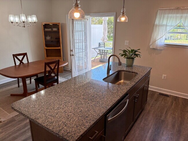Foto del edificio - Coming Soon. Beautiful 4 Bedroom 3.5 Bath Townhome in sought after Congers Creek Community. Minut...