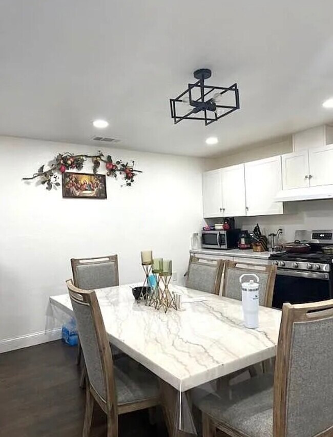 Building Photo - 1021 Claire Ave