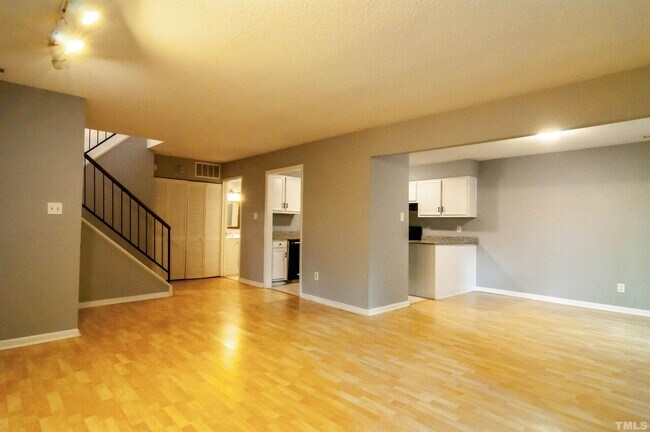 Foto del edificio - 4715 Walden Pond Dr (B)