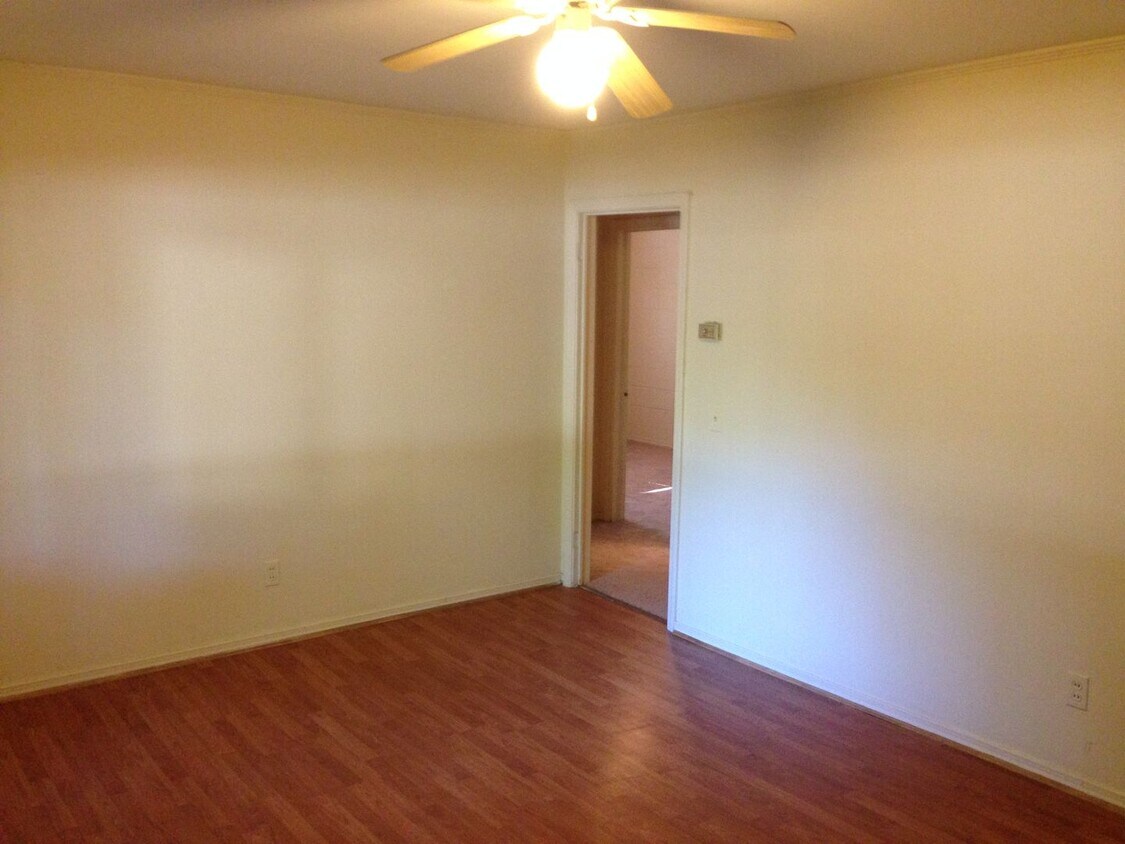 Foto principal - 2 Bedroom 1 bath Duplex