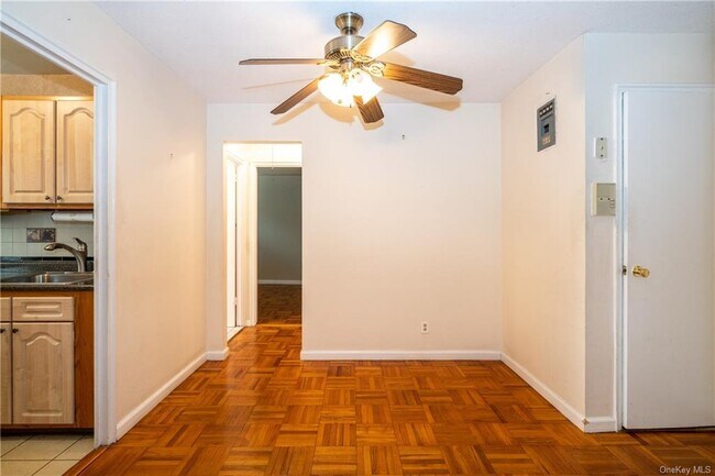 Building Photo - 450 Pelham Rd