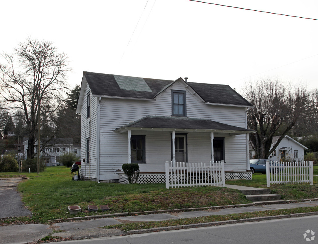 Building Photo - 225 French Broad St