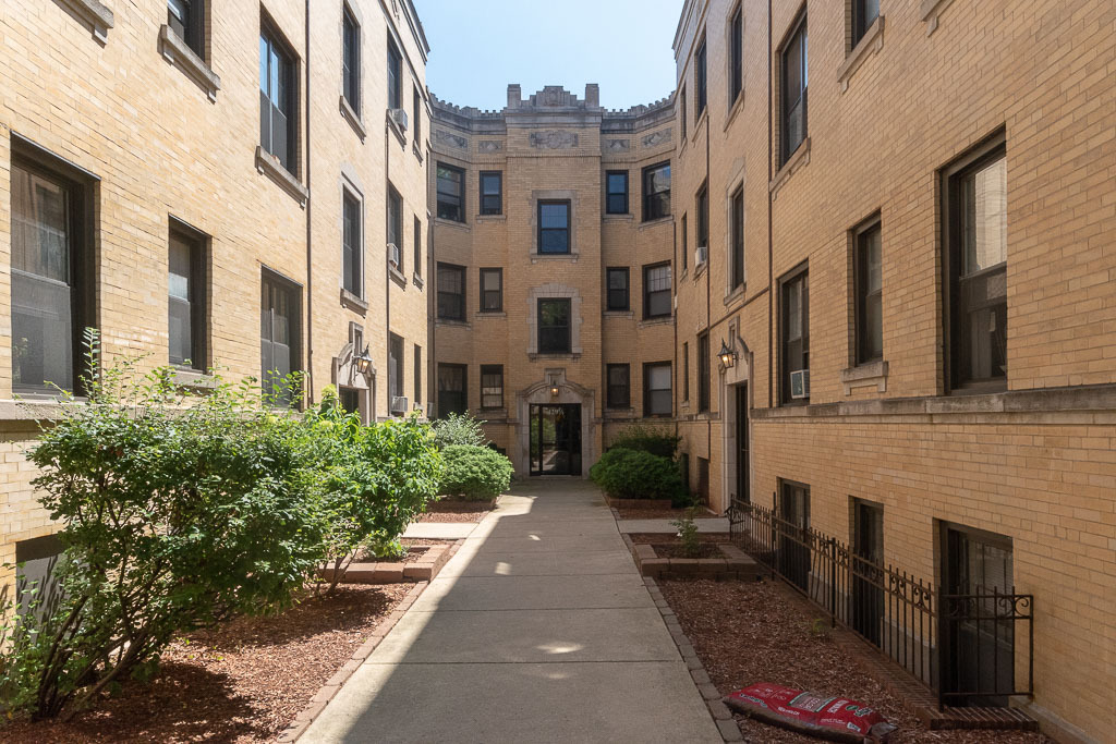 Primary Photo - 426.5 W Belden Ave