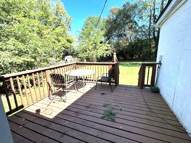 Building Photo - Brick 3 bedroom, 2 bath ranch style home, ...