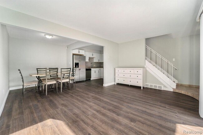 Foto del edificio - 8691 Kennedy Cir N