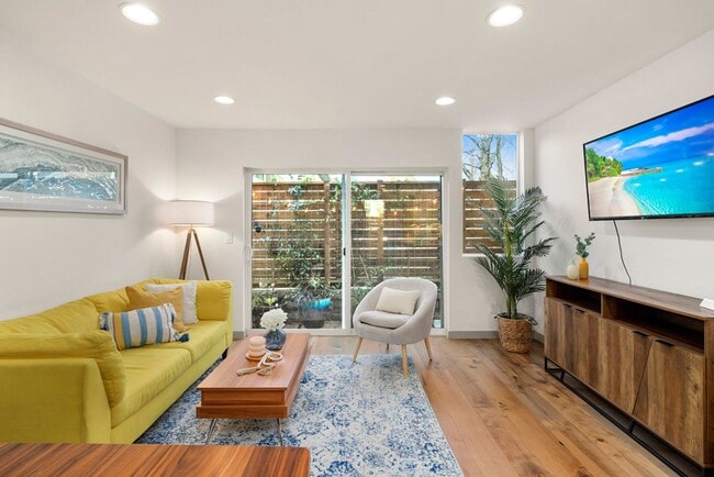 Foto del edificio - Modern Beacon Hill Townhome | Rooftop Deck...