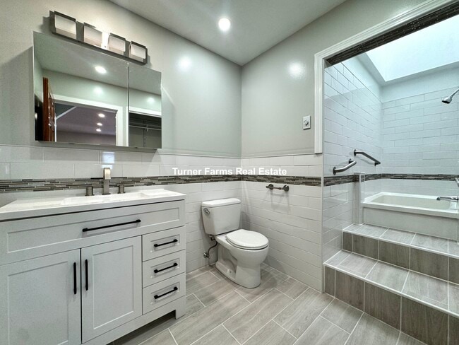 Foto del edificio - 63 Upland Rd